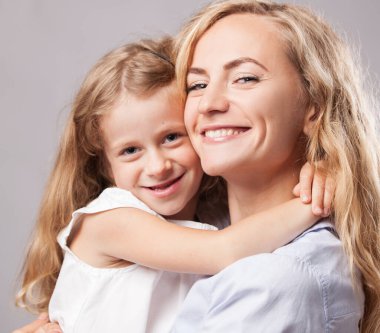 Anne ve küçük kız. Çocuklu ebeveyn. Mutlu aile elbisesi