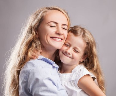 Anne ve küçük kız. Çocuklu ebeveyn. Mutlu aile elbisesi