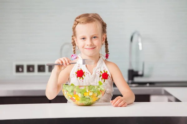 Liten Flicka Som Äter Grönsakssallad Köket Barn Hemmet — Stockfoto