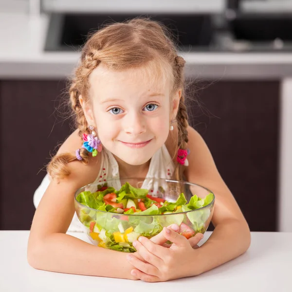 Niña Comiendo Ensalada Verduras Cocina Niño Casa —  Fotos de Stock