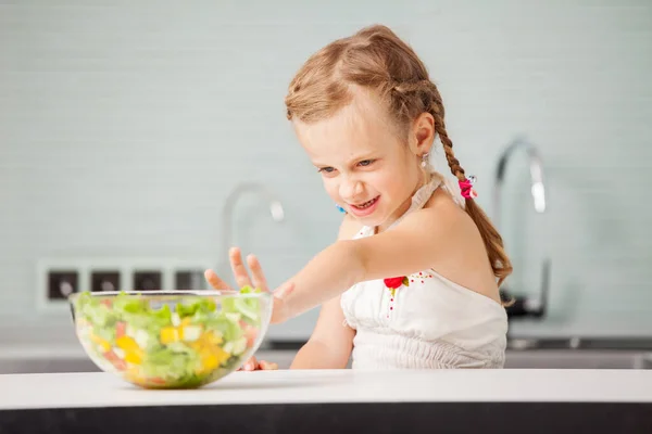 Küçük Kız Salata Yemeyi Reddediyor Çocuk Yemek Için Tiksinerek Bakıyor — Stok fotoğraf