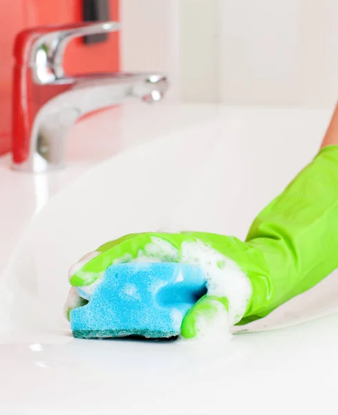 Kobieta Sprzątanie Umywalka Kran Łazience Domu — Zdjęcie stockowe