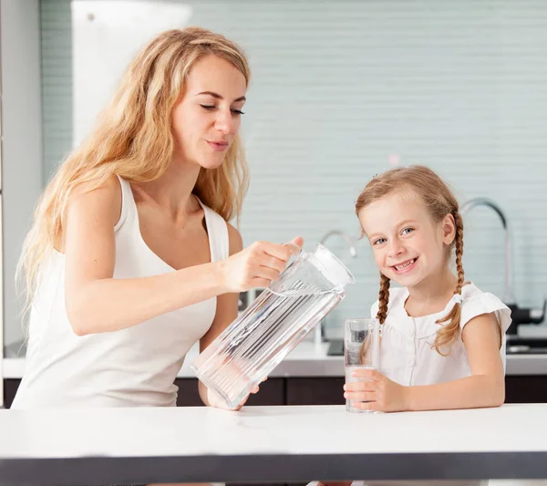 Kind Mit Mutter Trinkt Wasser Aus Glas Glückliche Familie Hause — Stockfoto