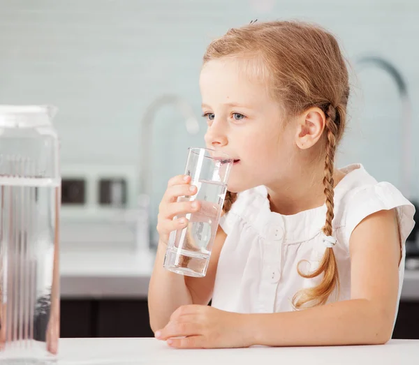 Dricksvatten Från Glas Glad Liten Flicka Hemma Köket — Stockfoto