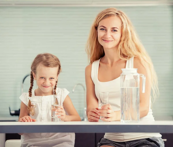 Niño Con Madre Bebiendo Agua Vidrio Familia Feliz Casa Cocina —  Fotos de Stock