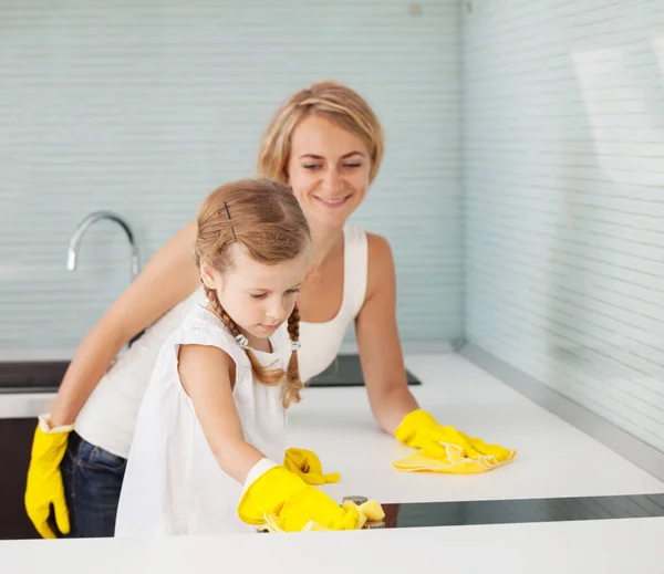 Mutter Mit Kind Wäscht Küche Weibchen Mit Mädchen Putzkocher — Stockfoto