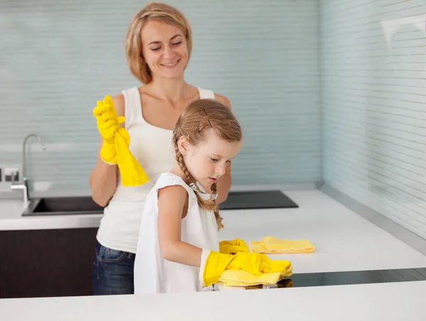 Μητέρα Παιδί Πλένει Την Κουζίνα Γυναίκα Κορίτσι Καθαρισμού Κουζίνα — Φωτογραφία Αρχείου