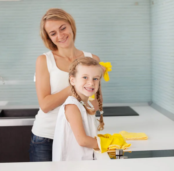 Madre Con Niño Lavando Cocina Mujer Con Chica Cocina Limpieza —  Fotos de Stock