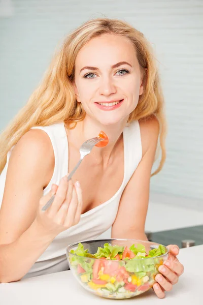 Jovem Mulher Comendo Salada Legumes Cozinha — Fotografia de Stock