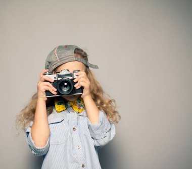 Kameralı çocuk. Küçük kız fotoğraf çekiyor.