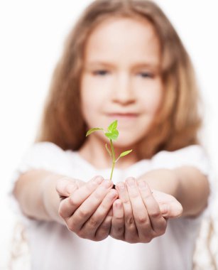 Kızak tutan bir çocuk. Filizli kız