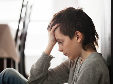 Üzgün ergen. Çocuk istismarı