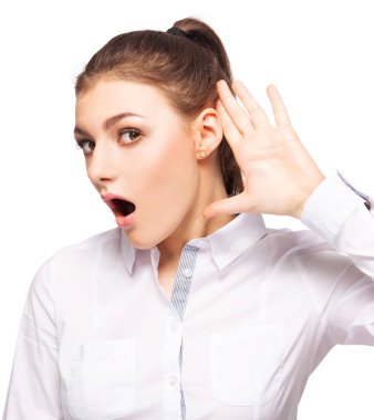 Bir kadının elini kulağına dayadığını duymuş.