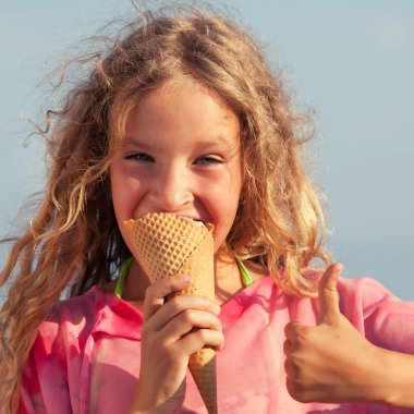 Yazın dondurmalı çocuk. Tatil