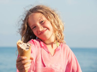 Yazın dondurmalı çocuk. Tatil