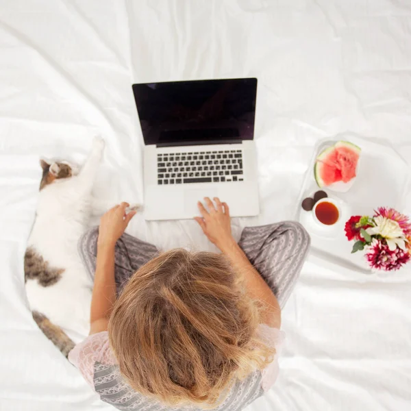 Jonge Vrouw Met Laptop Bed Vrouwelijke Freelancer — Stockfoto