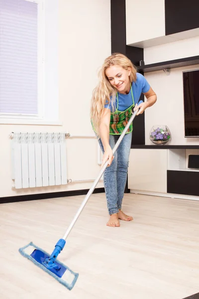 Een Vrouw Die Thuis Vloer Schoonmaakt Jong Huishoudelijk Werk — Stockfoto