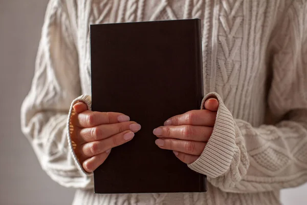 Mujer Sosteniendo Libro Mujer Con Libro Viejo — Foto de Stock