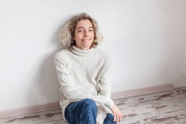 Gülümseyen genç adam. Gözlüklü sarışın adam.