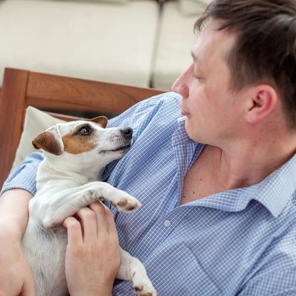 Mann Mit Hund Hause Erwachsener Mann Mit Seinem Geliebten Haustier — Stockfoto