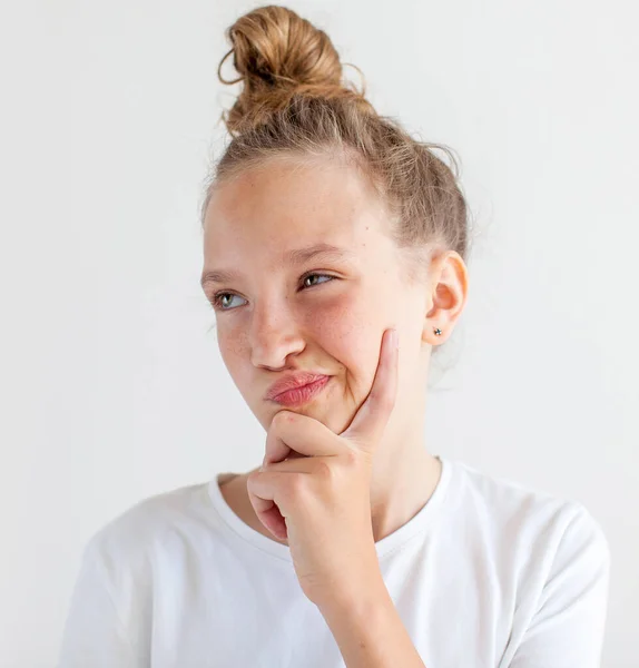 Portret Lachend Denkend Jong Meisje Tiener Witte Achtergrond — Stockfoto