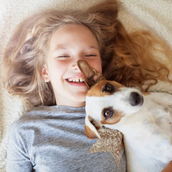 Criança Feliz Com Cão Menina Retrato Com Animal Estimação Jack — Fotografia de Stock