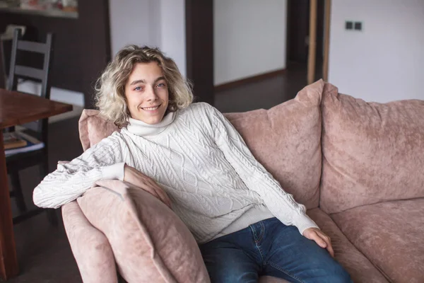 Heureux Jeune Homme Maison Sur Canapé Souriant Adolescent — Photo