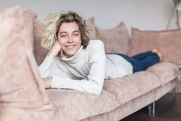 Jovem Sorridente Casa Feliz Adolescente Relaxar Sofá — Fotografia de Stock