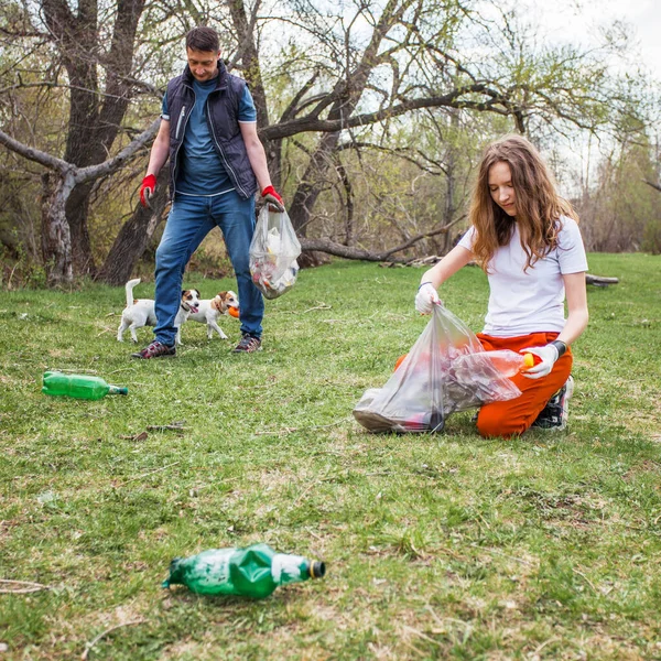 Gente Recoge Basura Botellas Plástico Bosque Hombre Niña Limpian Parque — Foto de Stock