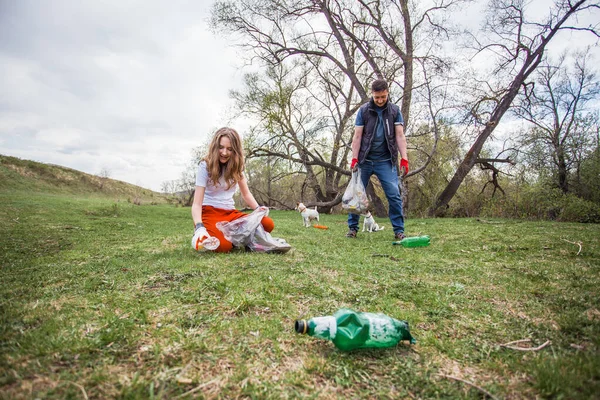 人们在森林里收集垃圾和塑料瓶 男子和女童垃圾场全球环境污染问题 — 图库照片