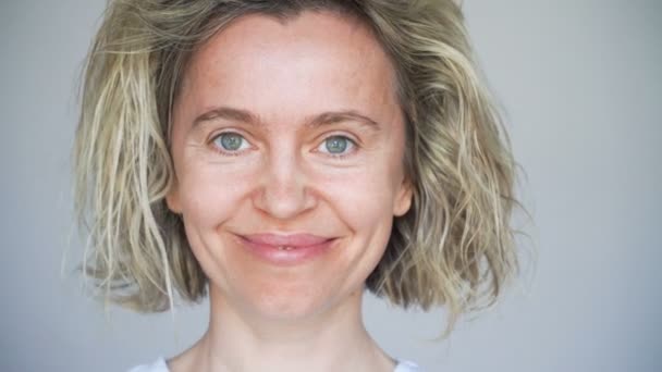 행복 한 여성의 얼굴을 클로즈업하다 — 비디오