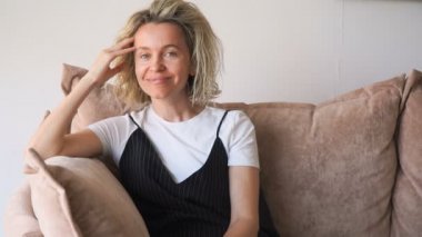 Mutlu yetişkin kadın evde.