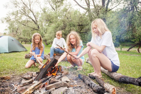 Kindergruppe Einem Lager Lagerfeuer Jugendliche Entspannen Sich Wald Lagerfeuer — Stockfoto