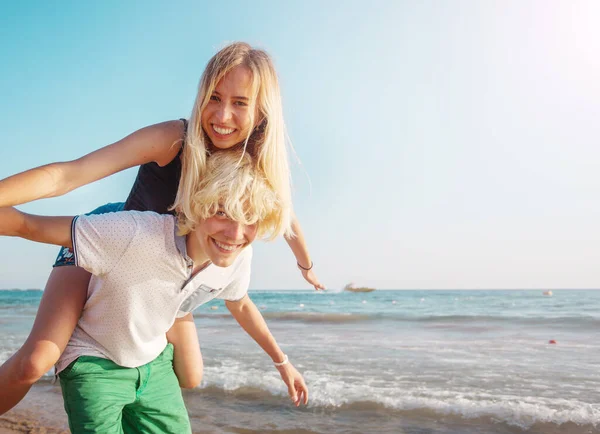 Felice Giovane Coppia Divertirsi Spiaggia Nella Giornata Sole Adolescenti Sorridenti — Foto Stock