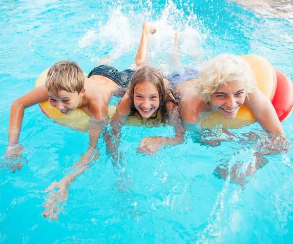 Enfants Amusant Dans Piscine Extérieure Garçon Fille Vacances Été — Photo