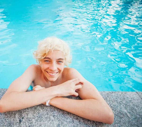 Dışarıdaki Havuzda Yakışıklı Yaz Tatilinde Mutlu Genç Çocuk — Stok fotoğraf