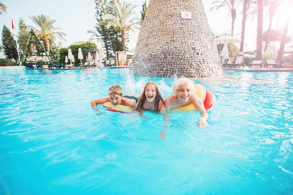 Enfants Amusant Dans Piscine Extérieure Garçon Fille Vacances Été — Photo