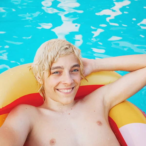 Beau Dans Piscine Extérieure Joyeux Adolescent Garçon Pendant Les Vacances — Photo