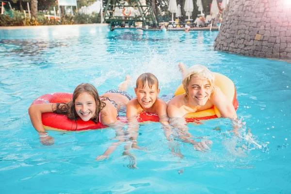 Kinderen Hebben Plezier Het Buitenzwembad Jongen Meisje Zomervakantie — Stockfoto