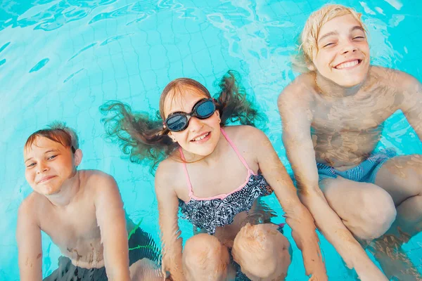 Enfants Amusant Dans Piscine Extérieure Garçon Fille Vacances Été — Photo