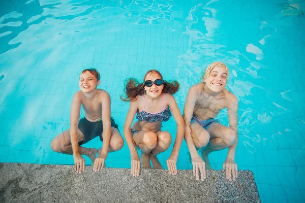 Kinderen Hebben Plezier Het Buitenzwembad Jongen Meisje Zomervakantie — Stockfoto