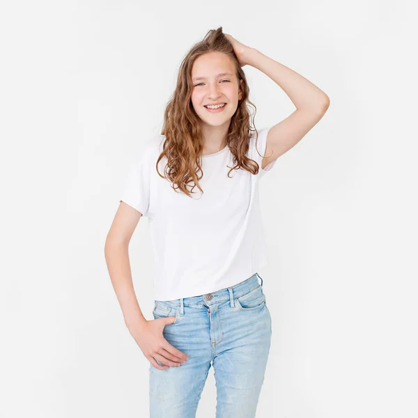 Vidám Boldog Fiatal Gyönyörű Lány Nézi Kamerát Mosolyog Fehér Háttér — Stock Fotó