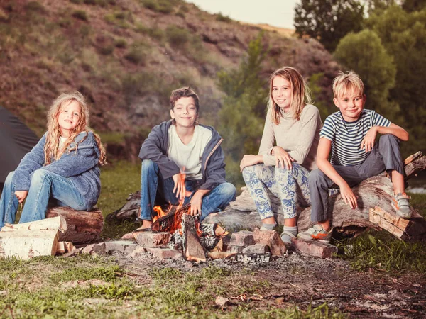 Kinder Lager Feuer Gruppe Teenager Sommer Freien — Stockfoto