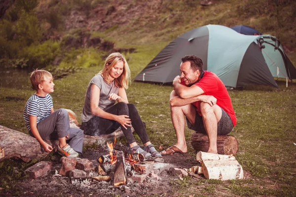 Familjen Nära Brasan Skogen Förälder Med Barn Tält Bakgrund — Stockfoto