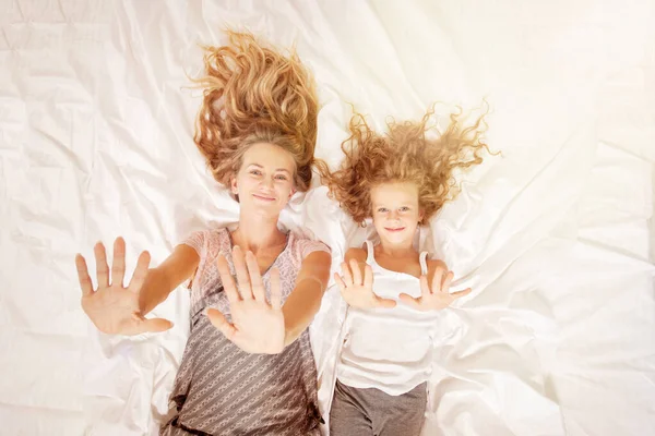 Mère Avec Enfant Lit Femme Bébé Maison Famille Heureuse — Photo