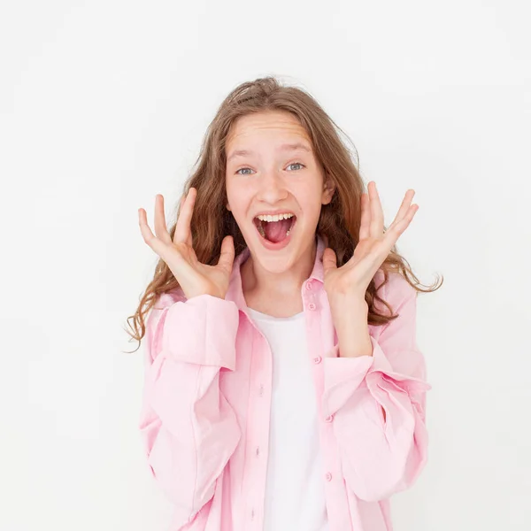 Vrij Lachend Vrolijke Vrouw Met Krullend Haar Terloops Gekleed Kijkend — Stockfoto