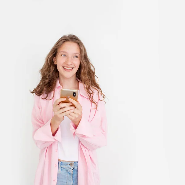 Щасливий Підліток Використовуючи Мобільний Телефон Дивлячись Збоку Весела Молода Дівчина — стокове фото