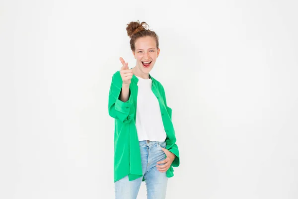 幸せな笑顔で若い女性の女の子をカットし カメラで頭を回し 明るく見て 緑のシャツの白い背景に対して立っている 楽しいですティーン学生スタジオショットの肖像 — ストック写真