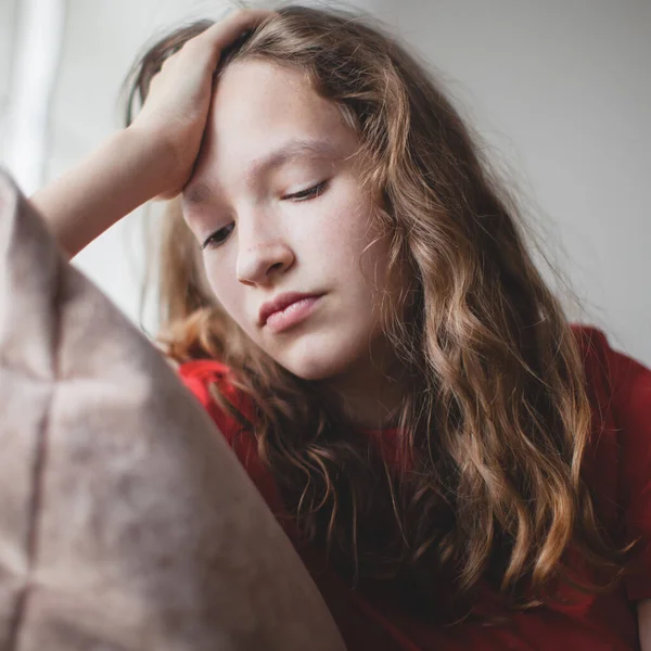 Adolescente Ansiosa Mulher Preocupada Sentada Sofá Casa Frustrada Mulher Confusa — Fotografia de Stock