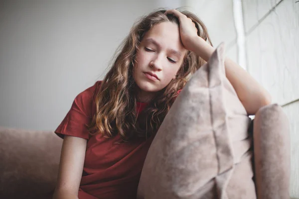 忧心忡忡的少女坐在沙发上感到沮丧 生气或孤独 心烦意乱的少女遭受虐待 骚扰或伤心 悲伤的少女或暴力受害者有心理问题 — 图库照片